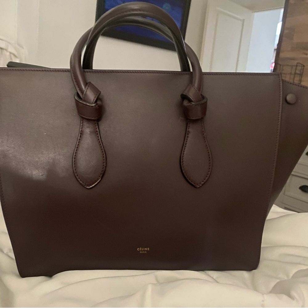 This purse is in excellent condition. The leather has no scratches - Picture 3 of 6